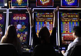 Antarmuka live casino ole77 dengan multiple meja permainan dan dealer profesional